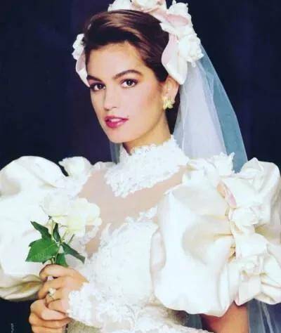 辛迪·克劳馥年轻的时候非常漂亮.