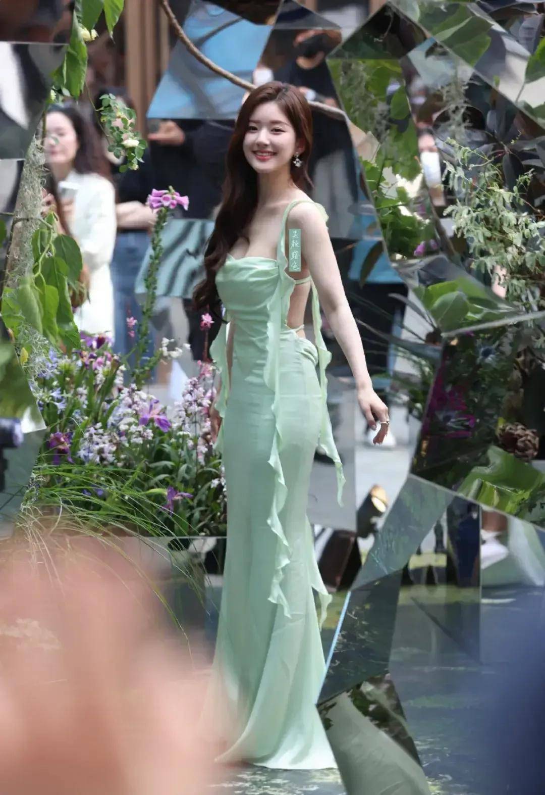 赵露思绿色吊带露背长裙造型,前面看尽显好身材,后面看一言难尽_活动