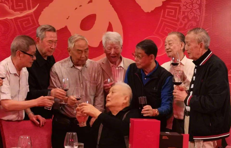 足坛又1大佬被李铁拉下水,徐根宝熬出头 79岁再获重用_朱冠虎_李提_的