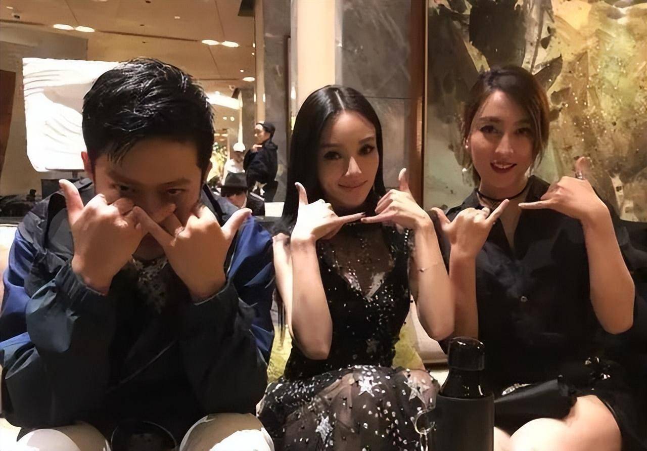 pgone成功地进入明星圈,各路明星如贾乃亮李小璐马苏