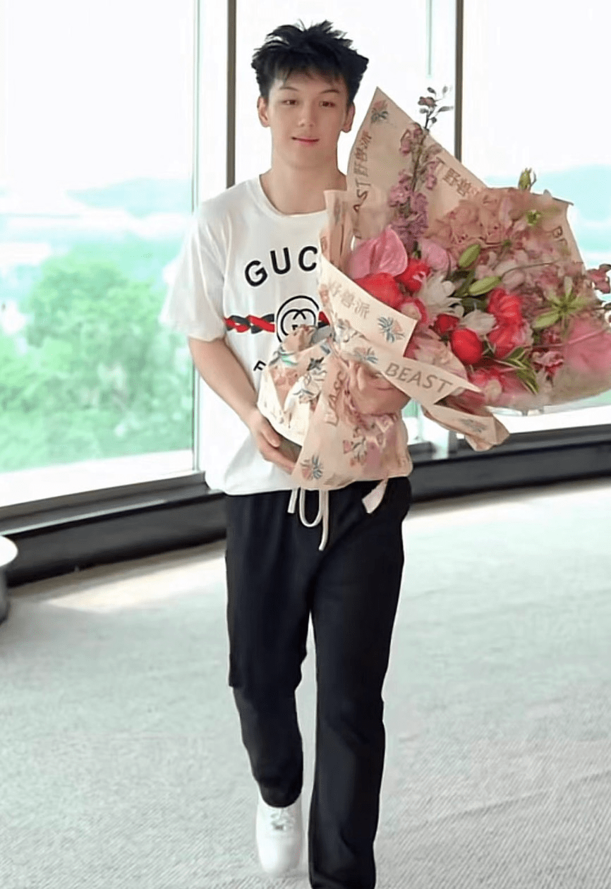 之后镜头一转,17岁的儿子王泓钦(小名球球)便手捧鲜花向妈妈走来.