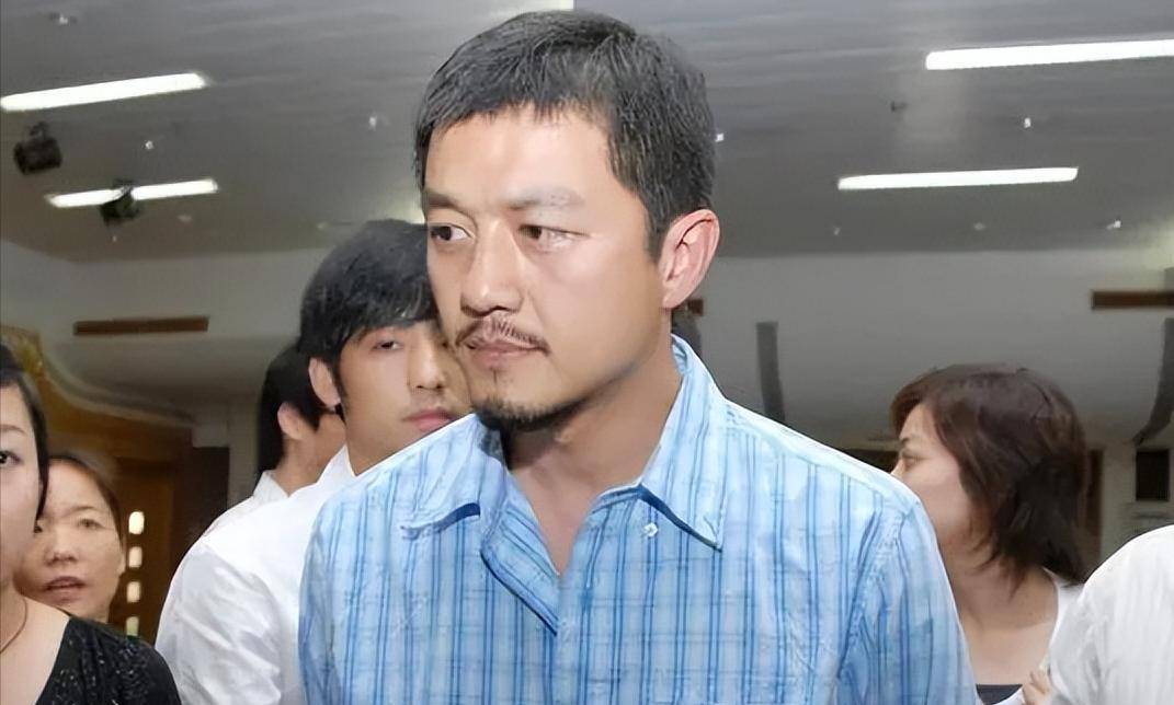 与王菲离婚后的李亚鹏,终究为自己的不知天高地厚付出了代价!