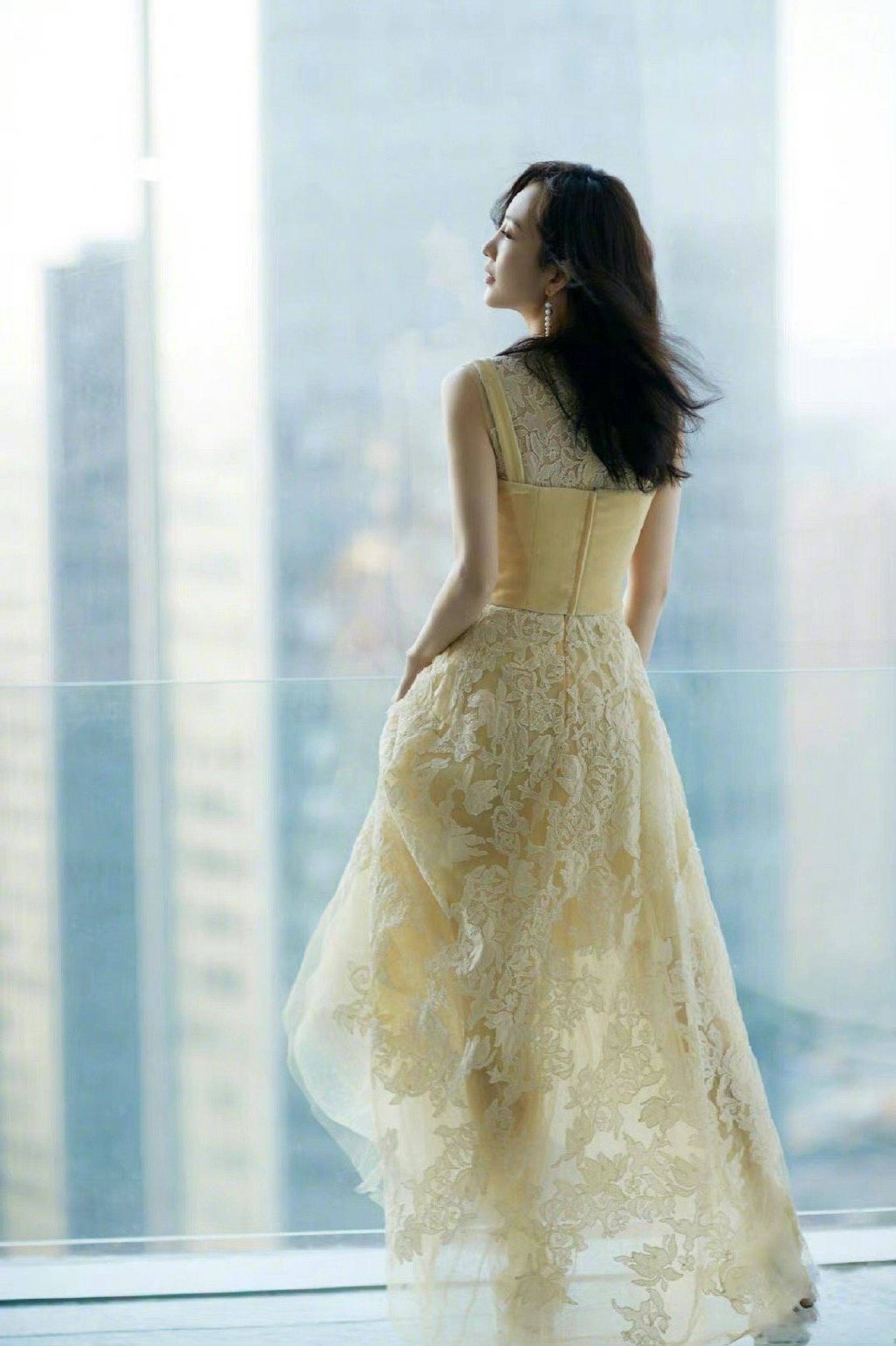 王鸥橘黄色长裙优雅时尚写真_美的_风范_网友