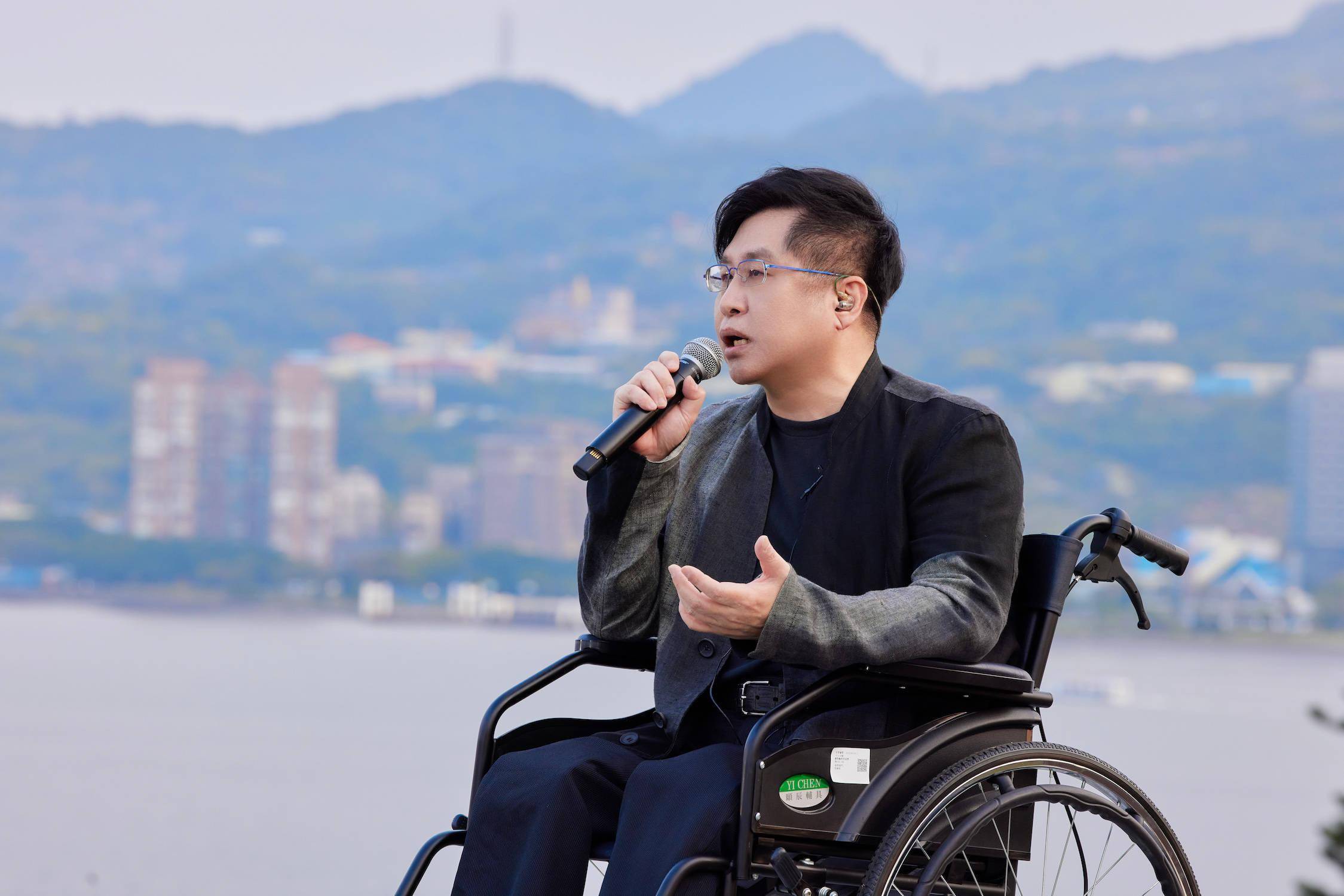 一曲《水手》热血澎湃,就像事发自己的青春,至少我们还有梦_郑智化