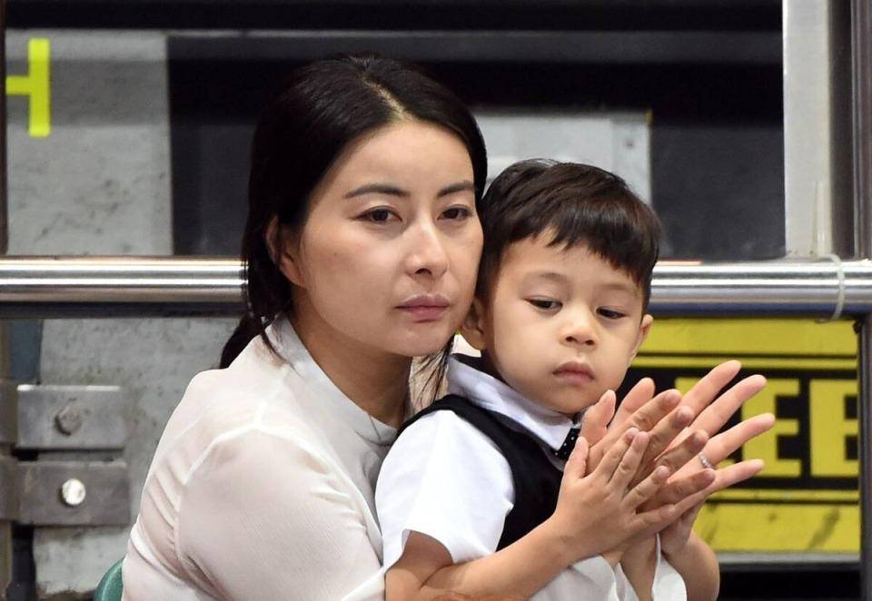 郭晶晶首次同时公开3个孩子正脸照,长得太相似_教育_生活_霍中曦