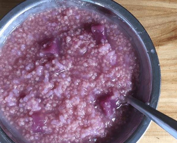 紫薯小米粥,来做这道菜吧,先准备紫薯,小米适量,喜欢甜的朋友放少许