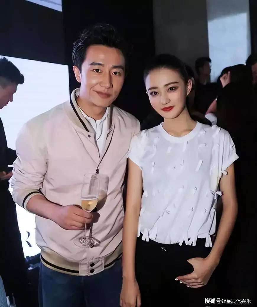 然而,无论舆论怎么谣传,甚至是说的头头是道,但黄轩是只字不提,直到