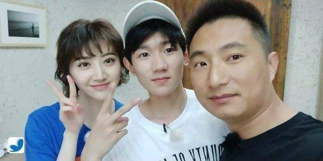 王俊凯和朋友合照,竖起的拇指太抢镜,拍照风格竟意外和王源类似_动作