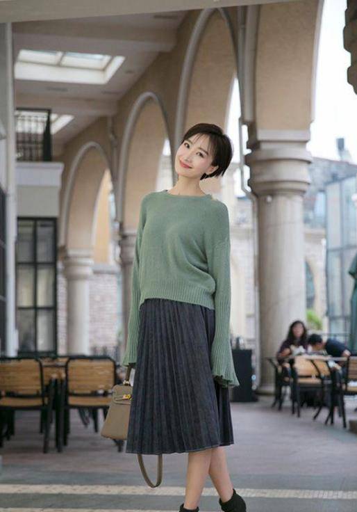 34岁演员肖涵官宣二胎,牵宝宝手幸福满满,曾让大儿子喊张翰舅舅_孩子