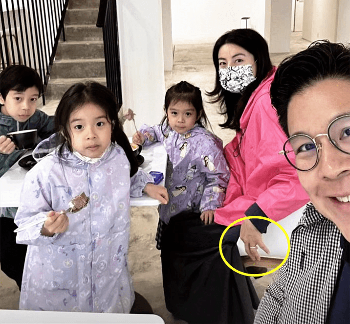 郭晶晶首次同时公开3个孩子正脸照,长得太相似_教育_生活_霍中曦