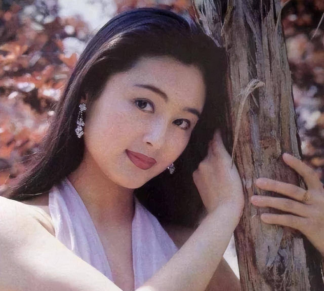 51岁陈红婚后身材更时尚,时尚照太惊艳,网友:健身真的可以年轻_瑜伽