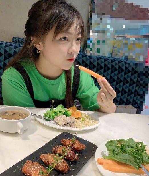 22岁林妙可大学毕业!