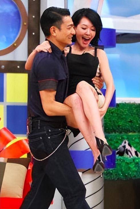 小s自小就出生在一个重男轻女的家庭,这和她的母亲离不开联系.