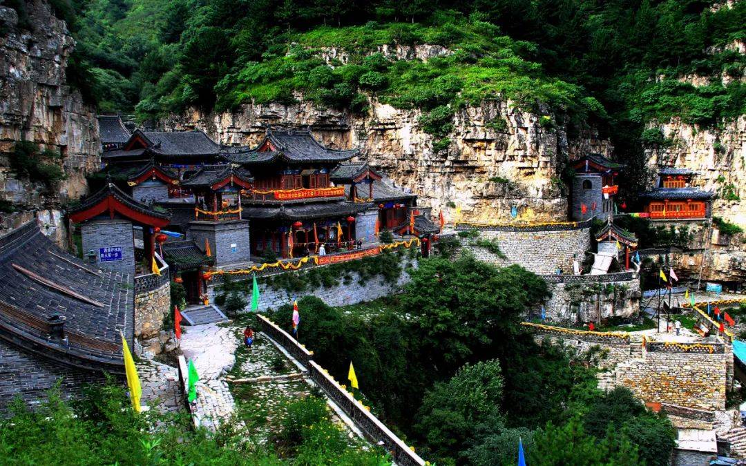 在白人岩景区内有岩寺禅院,说法台,讲经台,修真洞,古南庵,叠翠楼,古