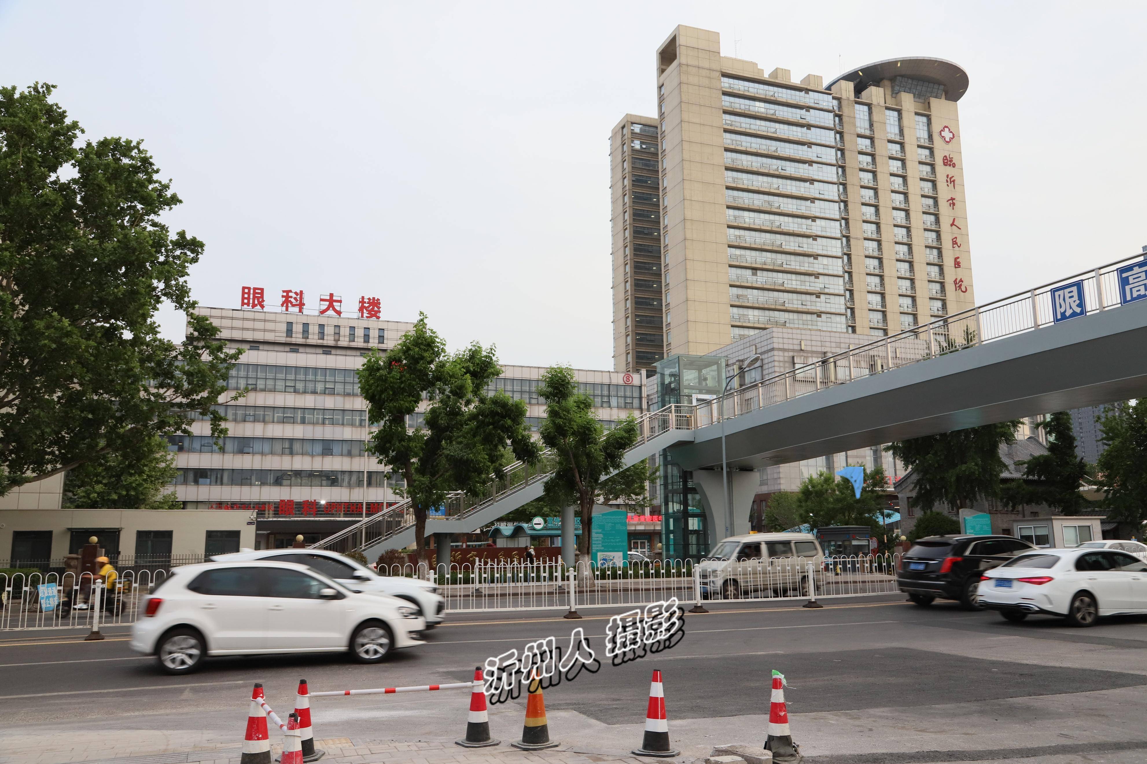 临沂解放路医院过街天桥_装有_电梯_投入使用