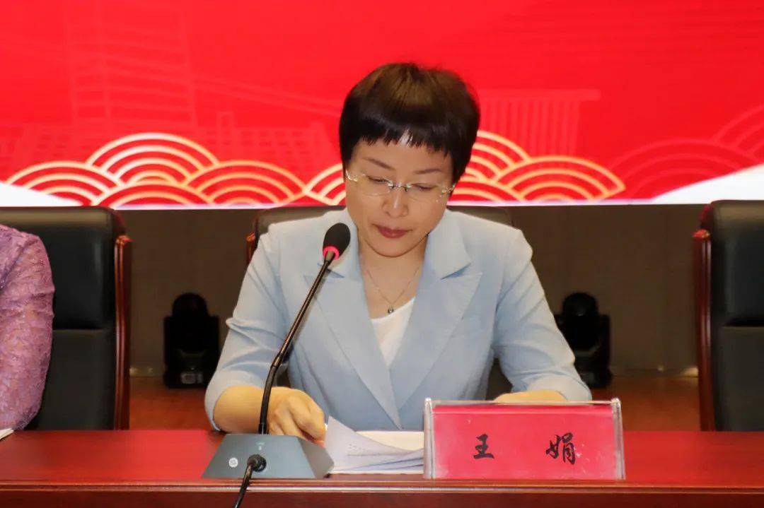王娟代表县委,县政府向平舆县第三届"孝善之星",2023年"最美母亲",第