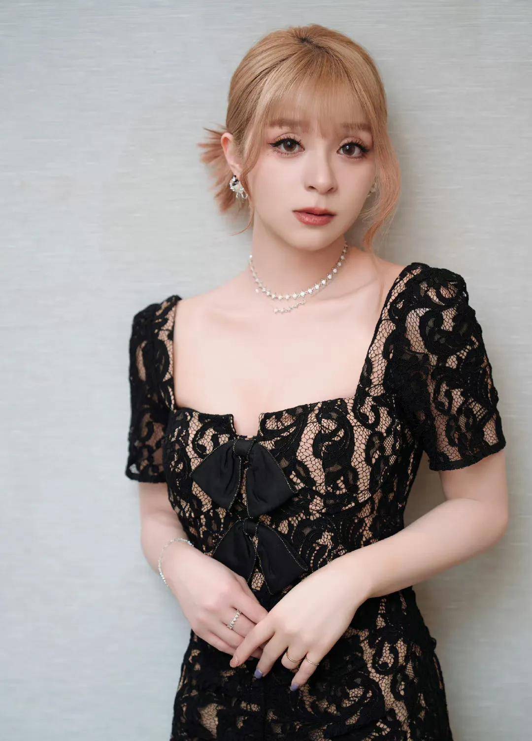 日本二线歌手美依礼芽在中国爆红出圈!网友吐槽就是个笑话