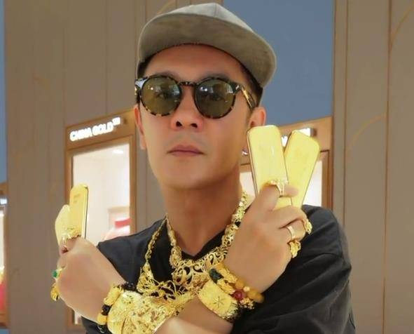 手上举4块大金砖,套七个金戒指不嫌重_视频_角色_事情