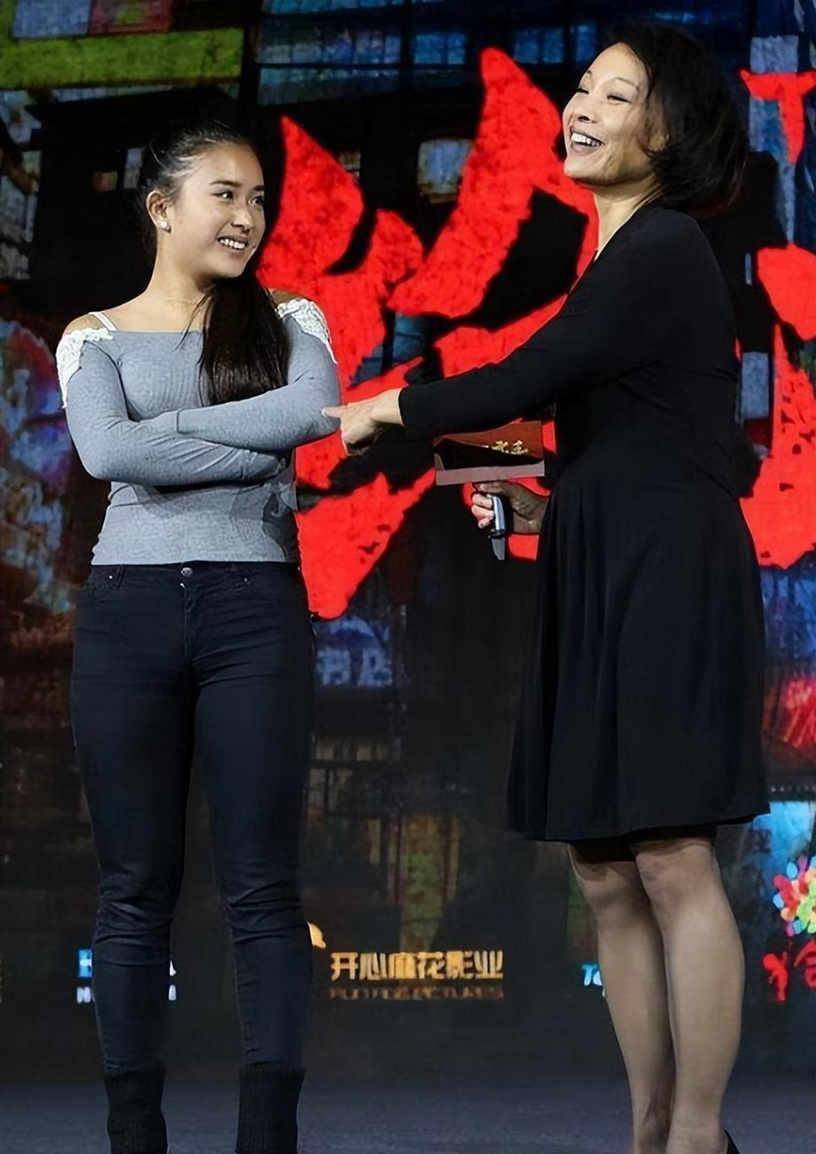 陈冲携女儿现身活动,她裙装丝袜只顾自己美,女儿穿成路人像跟班_许文