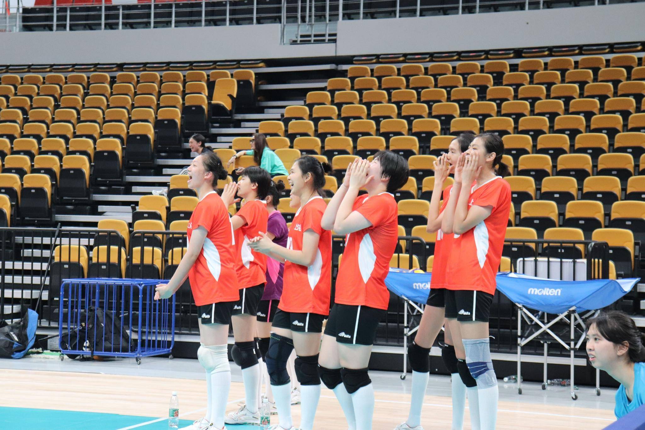 在一传上顶住了各队的冲击,进攻也打出了跑动战术中比较典型的双背飞