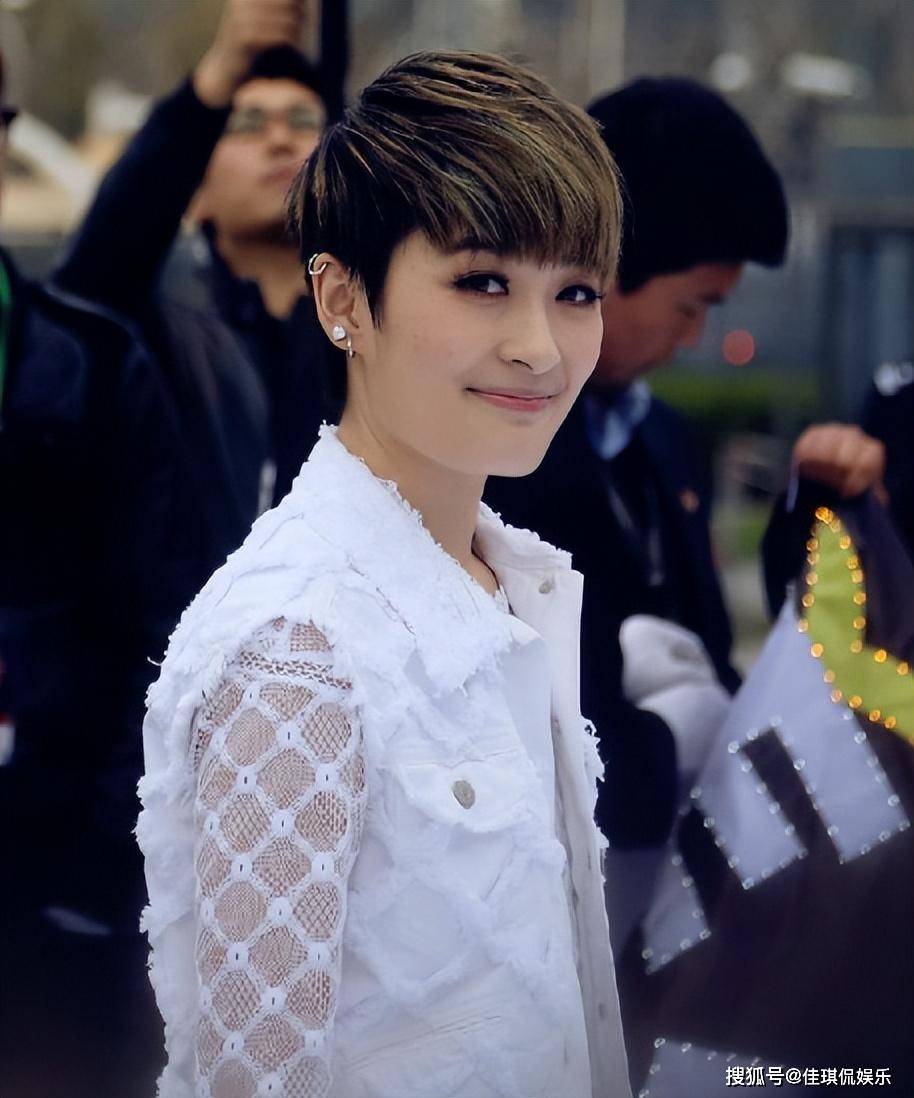 33岁的曾轶可,终究为自己的"狂妄",自食恶果_罗永浩_演唱会_宣传