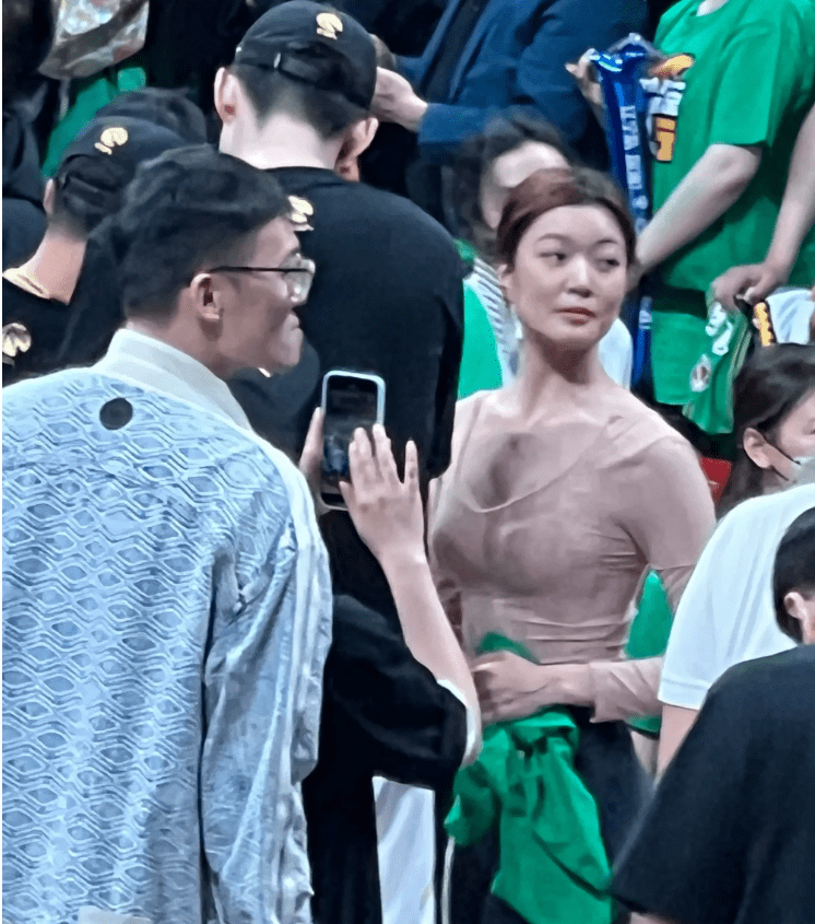 付豪女友晒总冠军奖杯,李晓旭和家人合照,王君瑞和赵继伟秀恩爱_辽篮