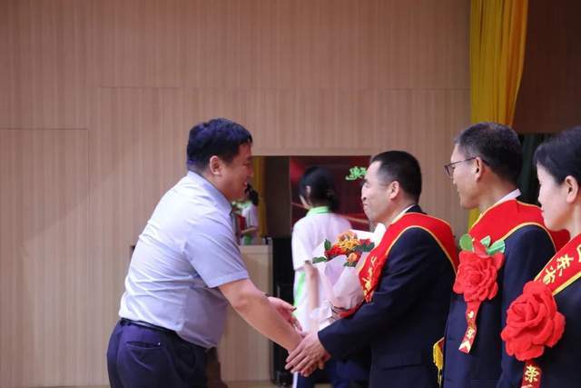 学校党委书记,校长李辉,学校党委委员,副校长赵新平,东营银行济阳支行