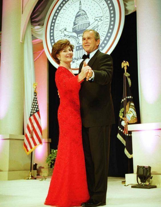 1969年,小布什开着豪车第一次进白宫,和尼克松女儿相亲闹出笑话_劳拉