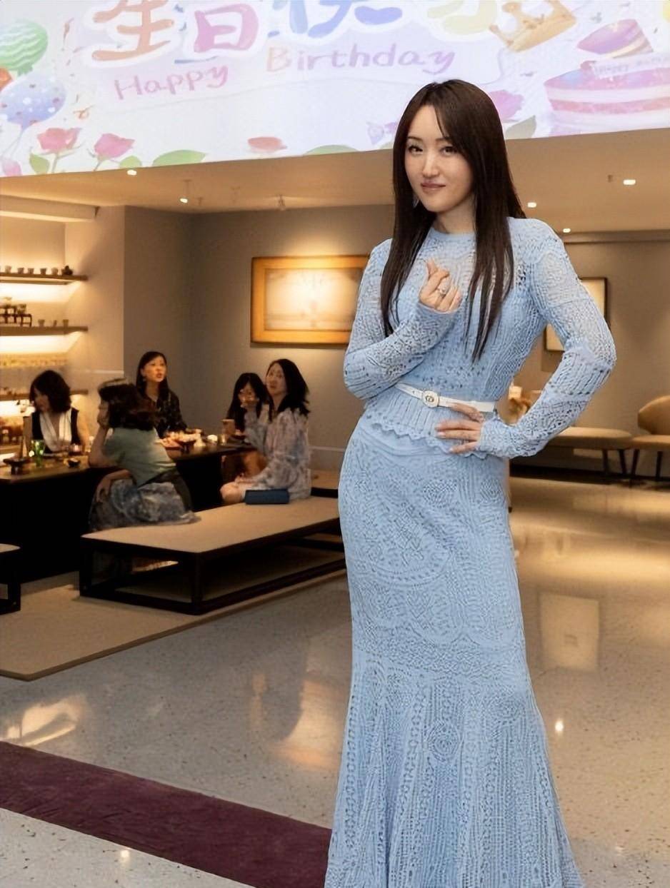 选择一条既显瘦又不紧身的时尚裙子,会给人一种特别女性化的印象.