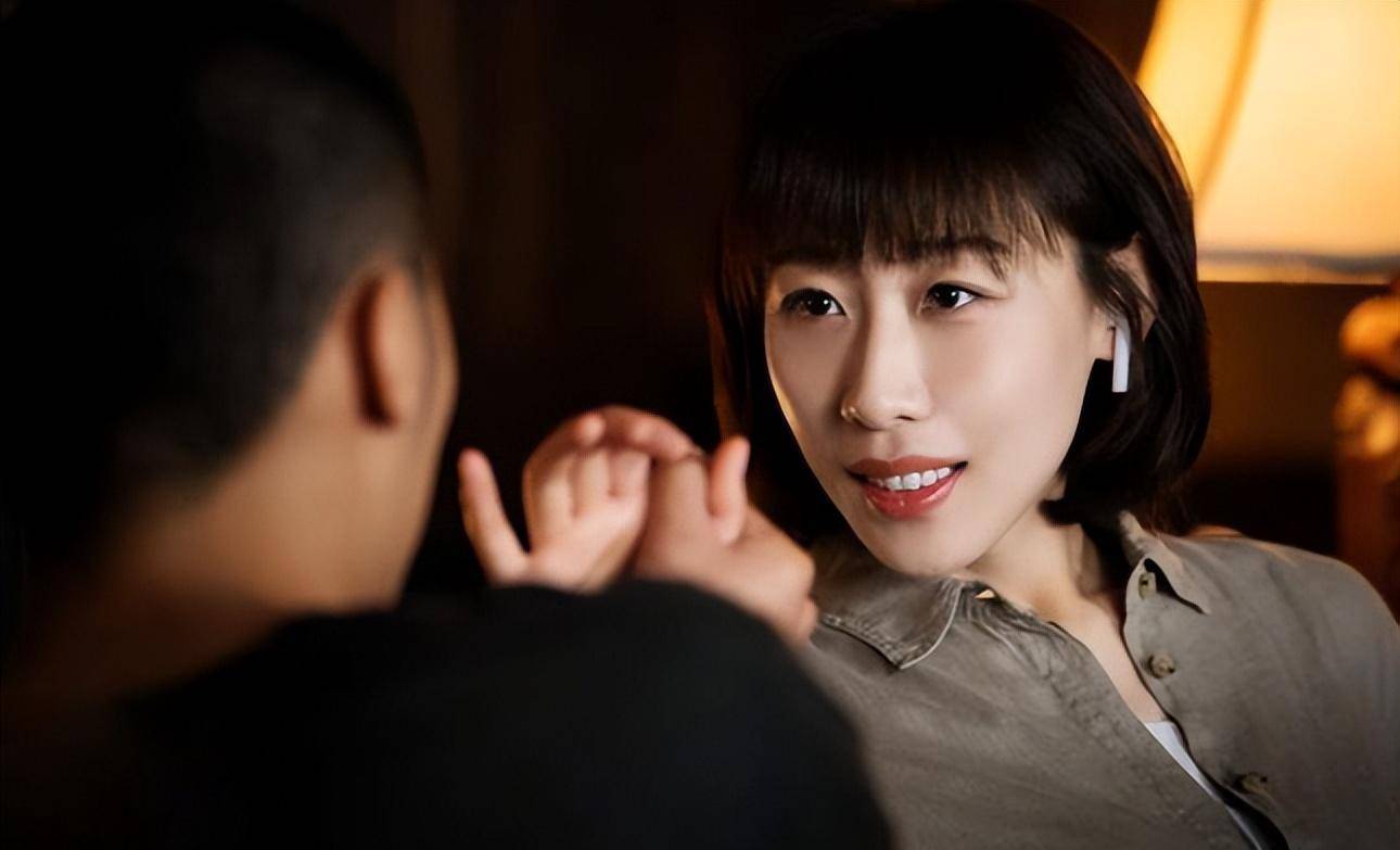 从一夜爆红到八卦缠身,"三金影后"任素汐凭什么被原谅?