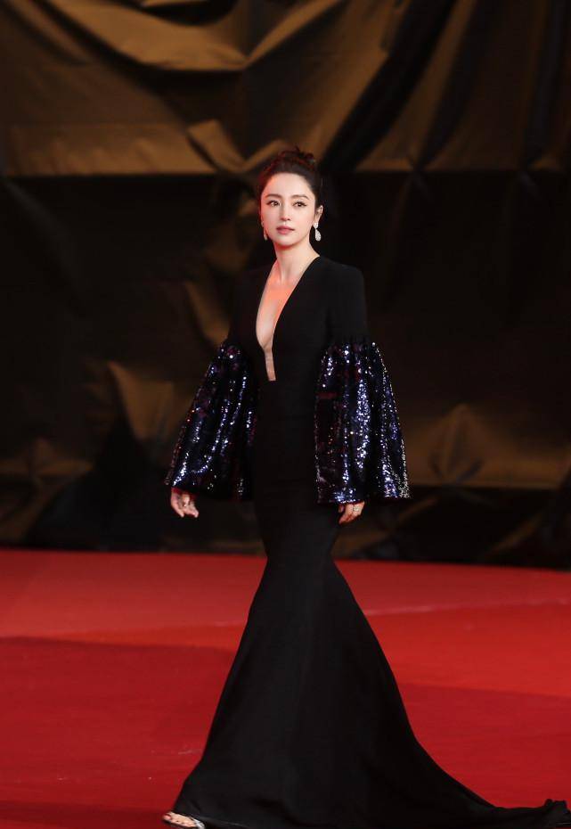 除巩俐外没一个女星不露,董璇快露出最后底线了_身材_晚礼服_明星