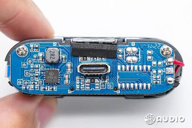 充电盒外壳内侧结构一览,type-c接口开孔内部设计筋骨,提升强度.