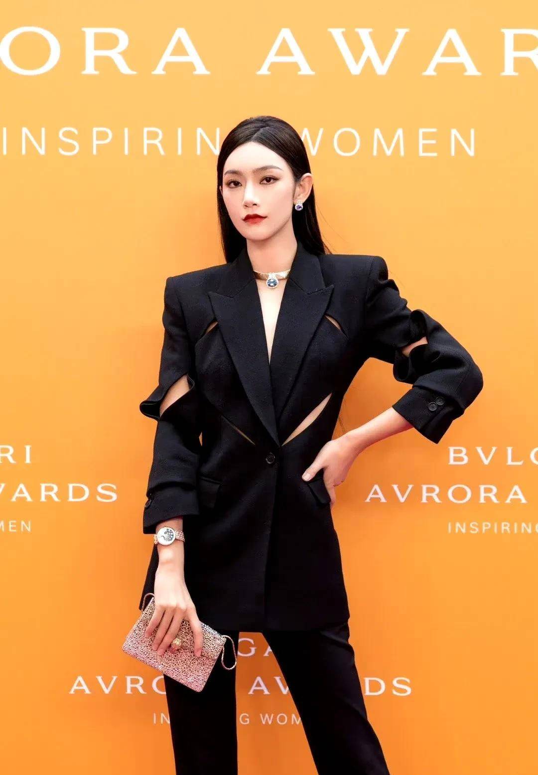 宝格丽红毯明显有陈都灵法令纹,周涛气质不比明星差,舒淇轻松获胜