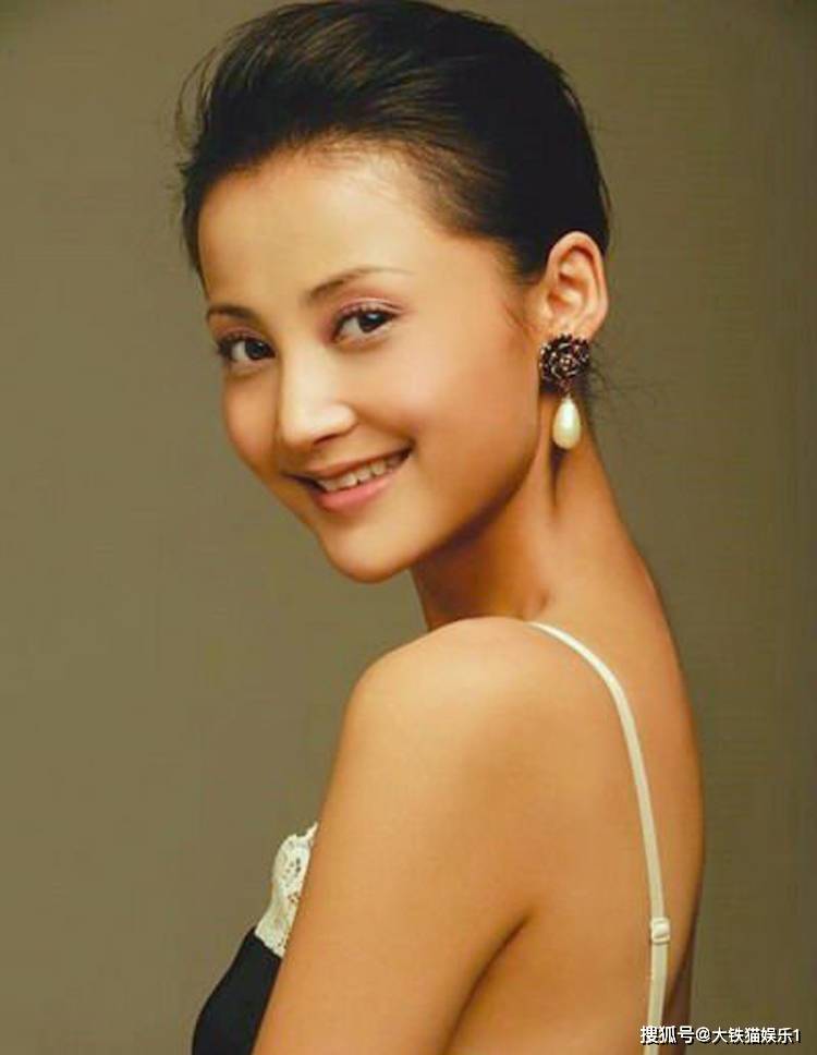 张歆艺瘦出排骨胸,蒋欣成纸片人,"白幼瘦"的风刮到了中年圈?