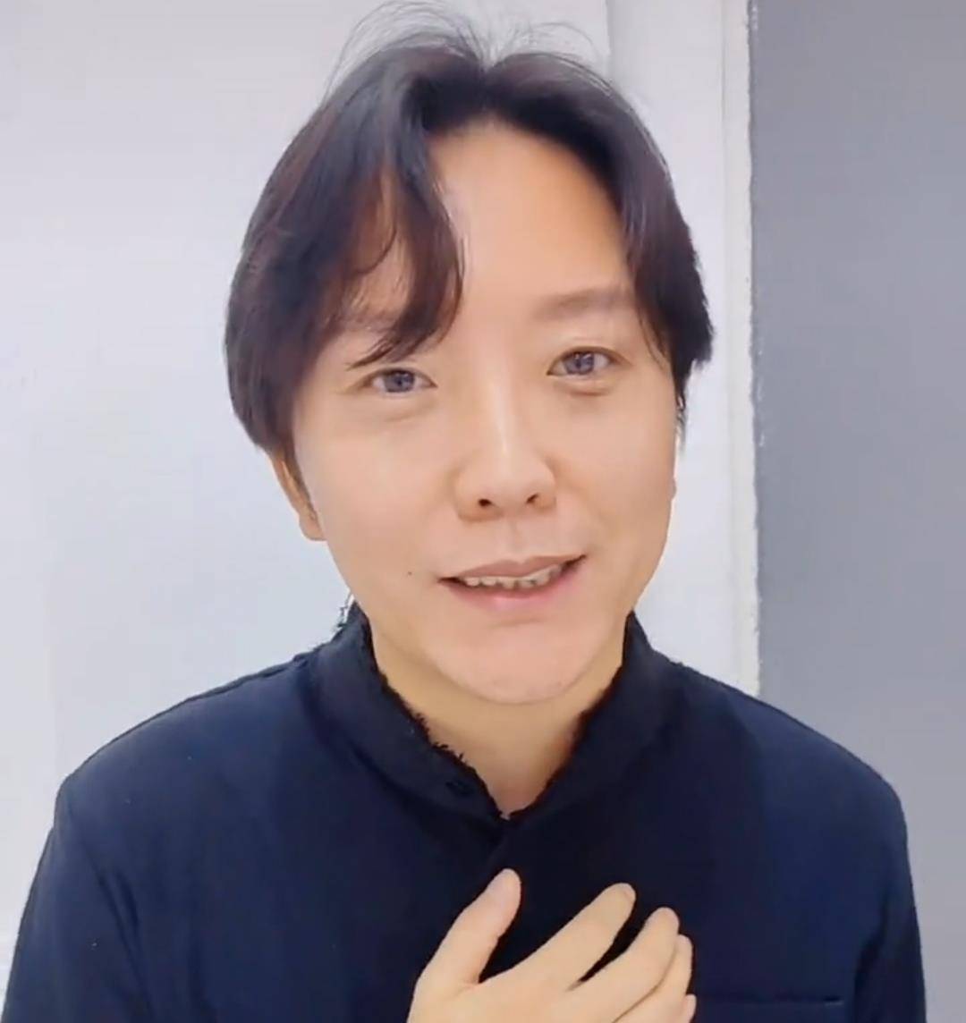 近日,李玉刚工作室在社交平台晒出一则视频,久违分享李玉刚近况,配文