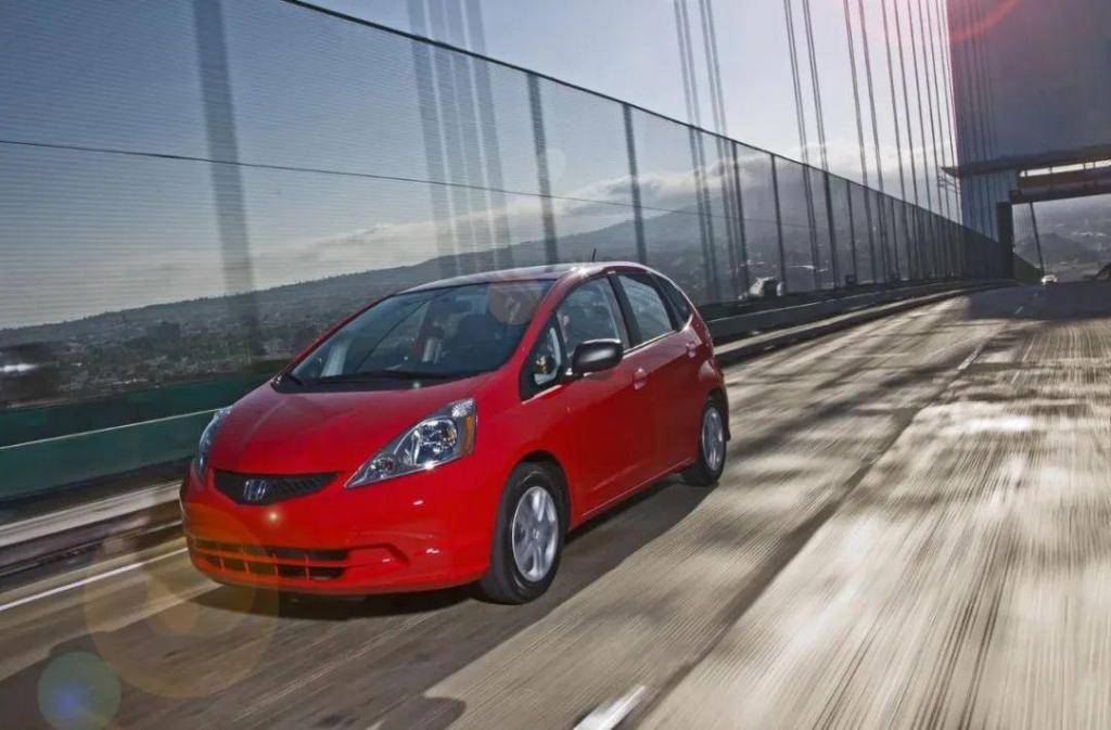 此后,包括第二代 ge8,以及大名鼎鼎的 gk5,无非都是在中期改款后变得