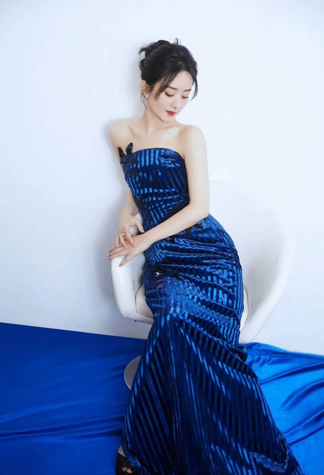 赵丽颖穿宝石蓝条纹曳地长裙拍写真大片,优雅大气时尚_的设计_裙子