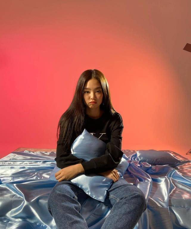 時尚品位一去不返穿搭成災難現場,直角肩都沒拯救回來_jennie_樣子