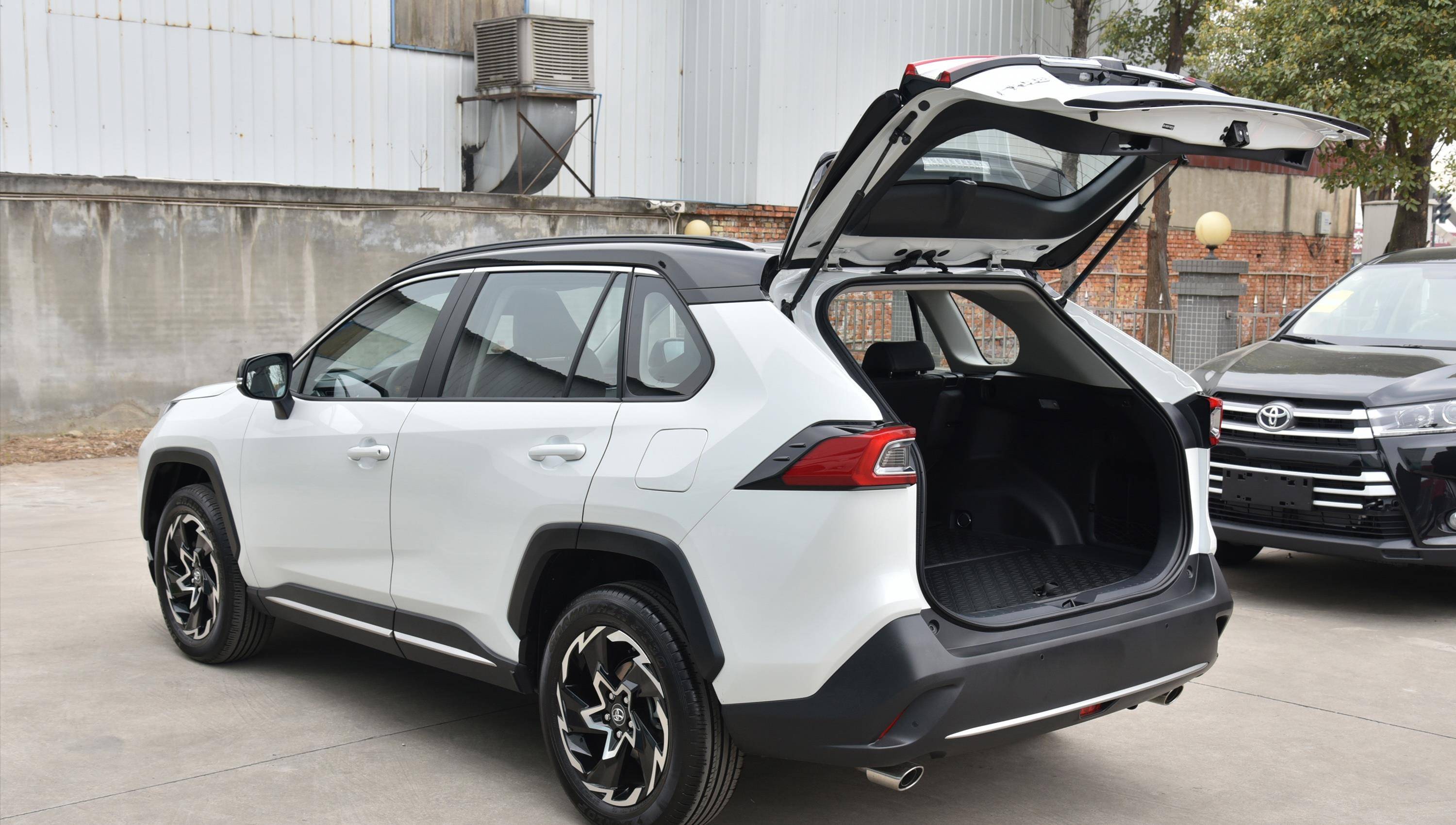 广汽丰田威兰达还有一定亮点就是拥有三种四驱系统可选,不仅拥有dtc