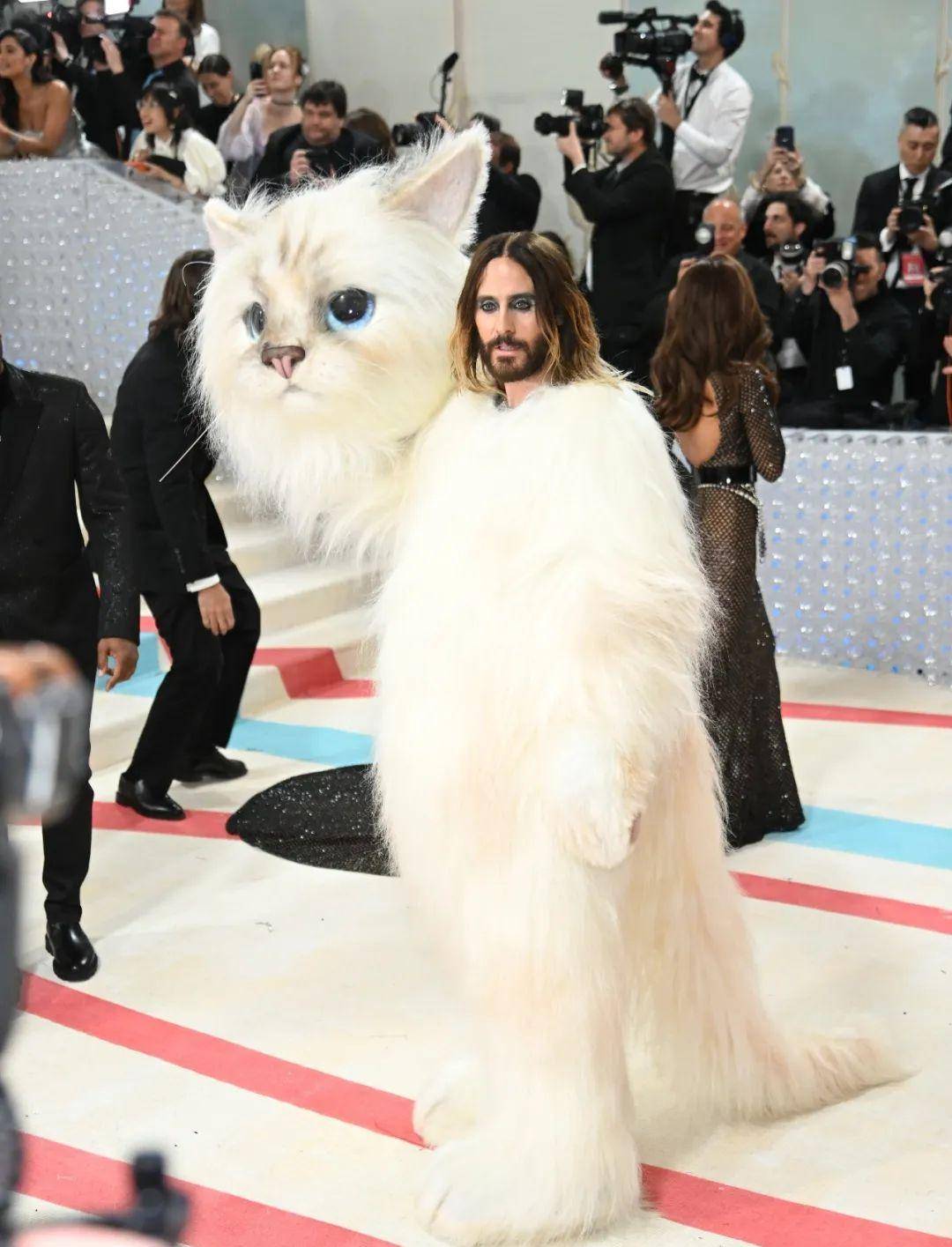 杰瑞德莱托扮成老佛爷的猫走红毯!_卡尔·拉格斐_metgala_造型