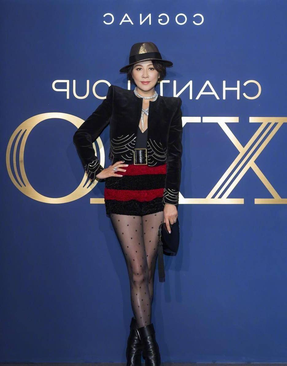 刘嘉玲的打扮挺大胆,西装直接配内衣穿,用上短下短优化身材比例_短裤