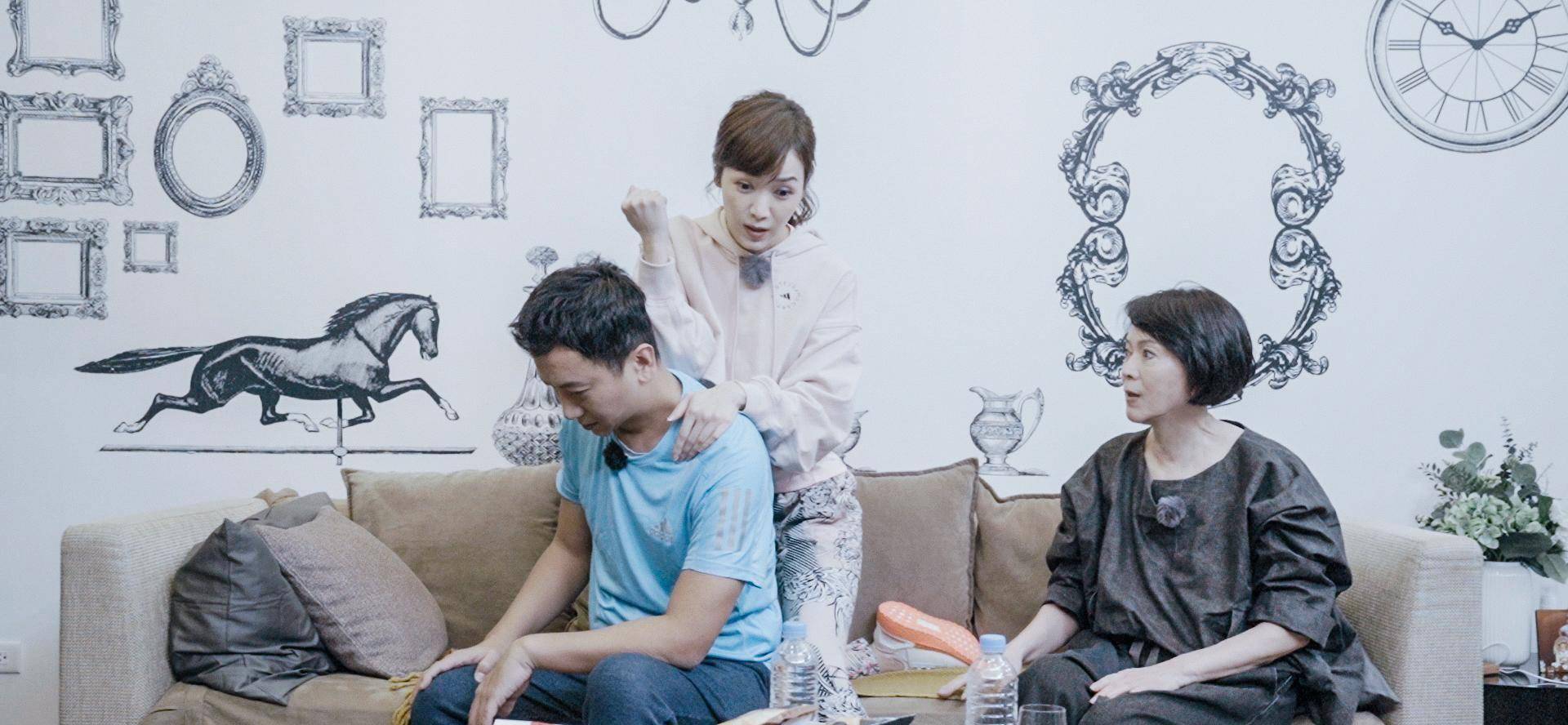 "老公像是租来的"侯佩岑:她的人生,都输在了听话上_母亲_丈夫_叛逆