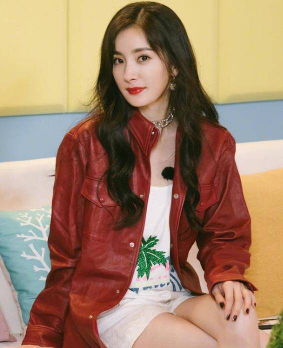 杨幂故意遮住好身材,红色皮衣配白短裤,一双美腿惹人爱_时尚_女人