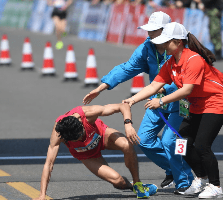 马拉松站在起跑线靠后公平吗?_选手_比赛_奖牌