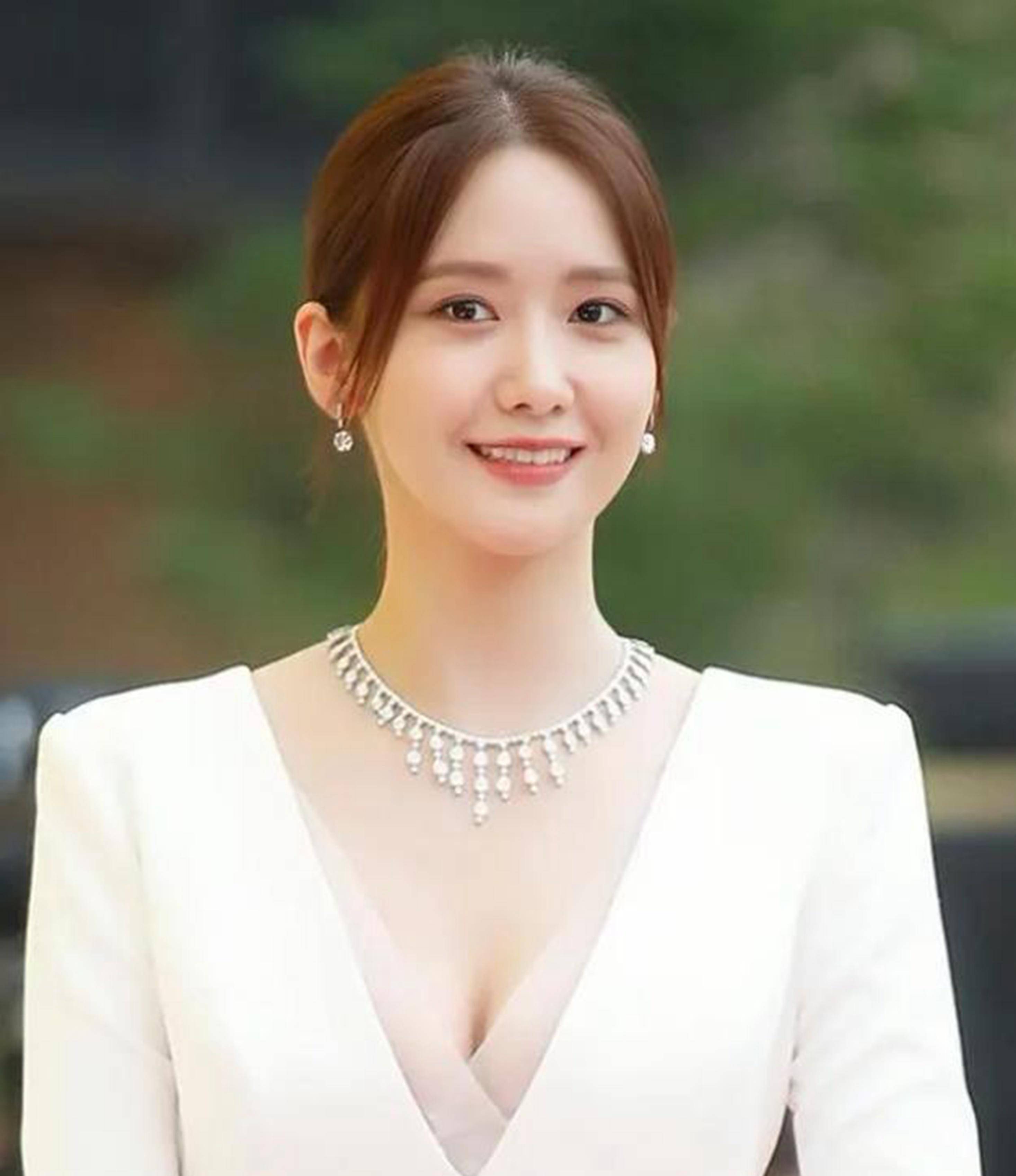 韩国女星林允儿身穿深V白裙出席活动，简约大方，清纯又好看_手机搜狐网