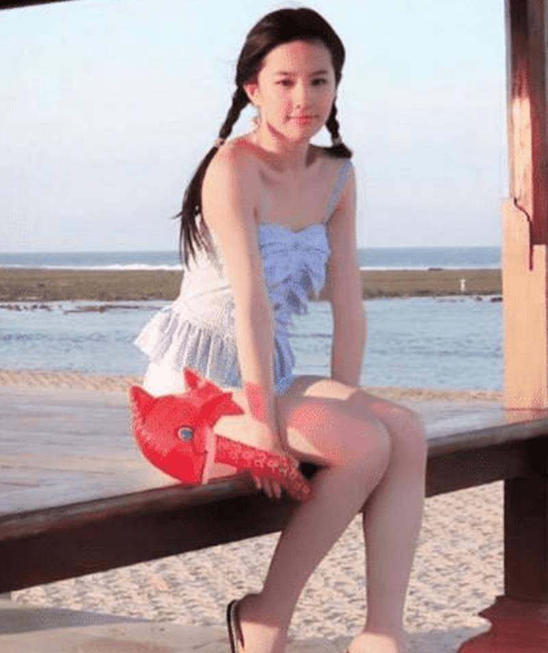 刘亦菲少年照曝光,身穿吊带泳衣配麻花辫,模样太清纯_身材_少女时期
