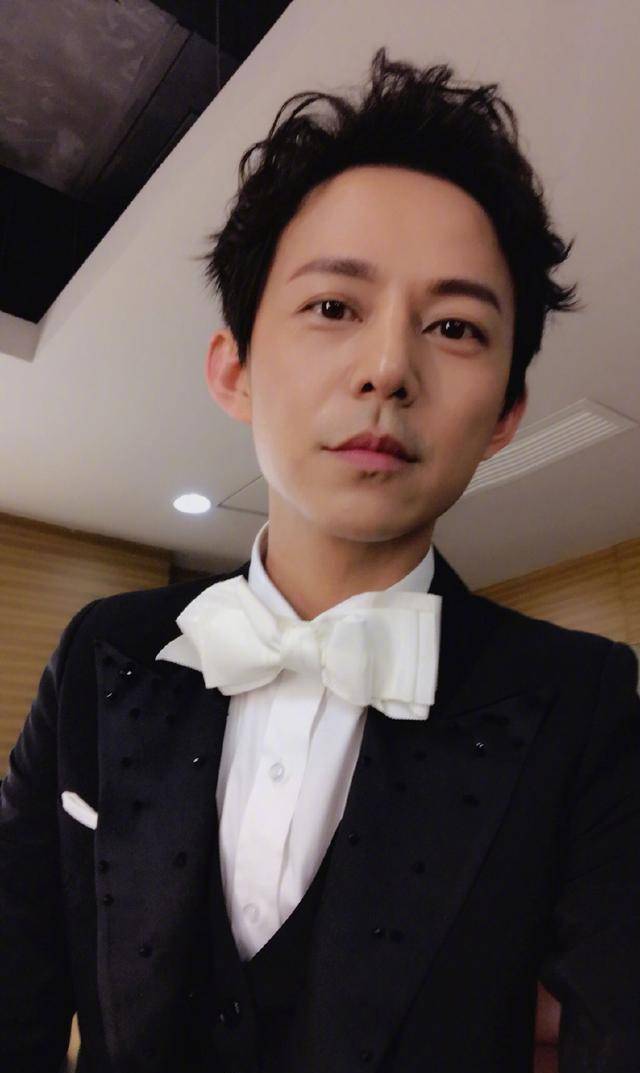 "袁春望"与何炅罕见合影,100%就是一个模子刻的,傻傻分不清楚_王茂蕾