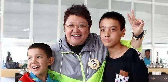 这个义举深深地感动了韩红,她收养了这个成为孤儿的孩子,并取名韩厚厚