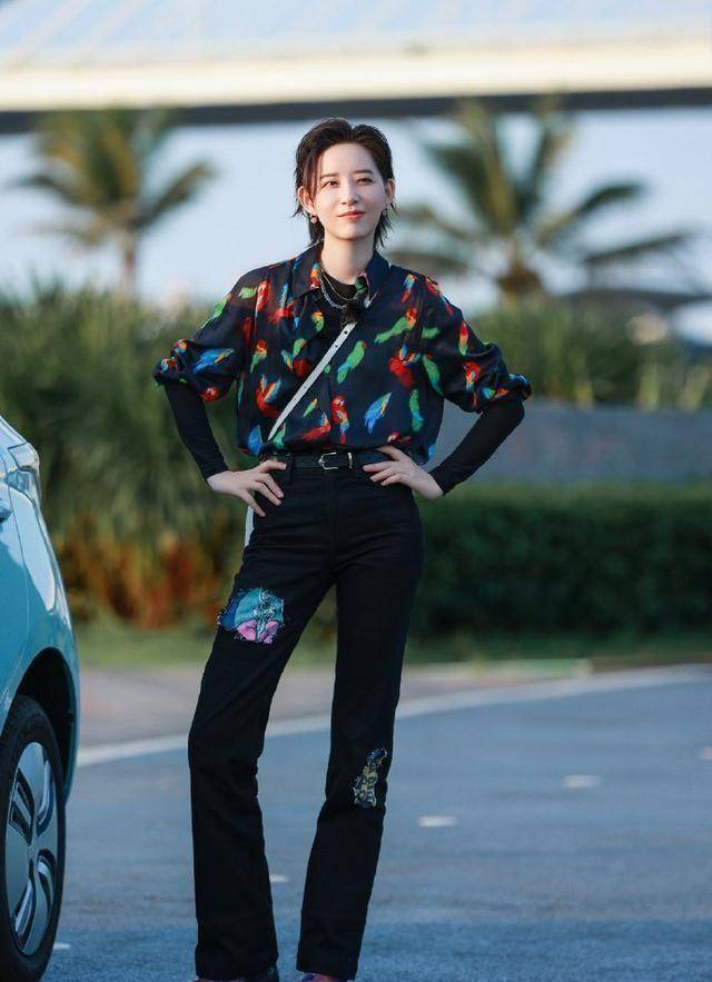 "初代浪姐"组团打卡《中餐厅》,金晨bm风张萌减龄风,各有千秋_风格