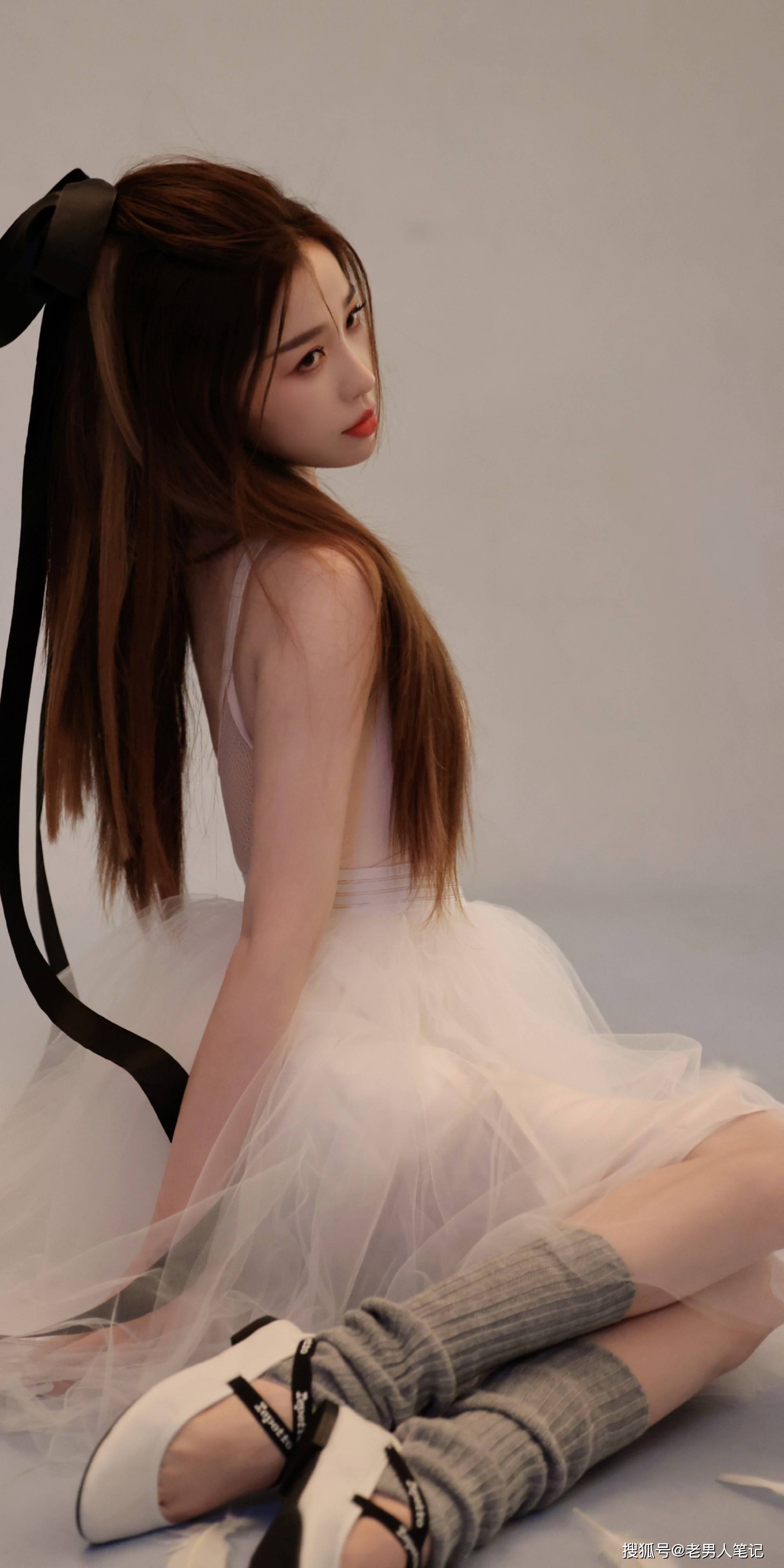 虞书欣白天鹅芭蕾风大片,白纱曼妙轻盈起舞,唯美的芭蕾公主_舞蹈_造型